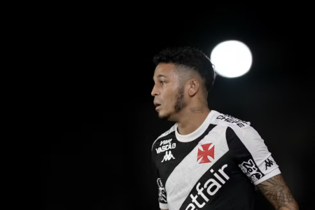 Adson em ação pelo Vasco no Brasileirão — Foto: Thiago Ribeiro/AGIF